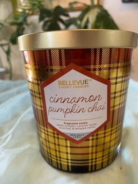 CINNAMON PUMPKIN CHAI LUXURY CANDLE - GOLD RED